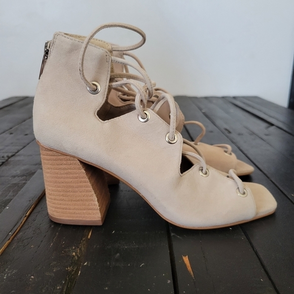 Vince Camuto NWOT Nahara Women's 6 Beige Suede Lace Up Booties Ankle Peep Toe - Picture 2 of 10
